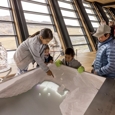 Lapsia Ilulissatin Icefjord Centren näyttelyssä (© Adam Mørk).