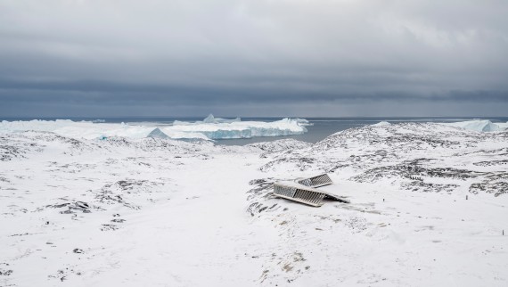 Ice Fjord Centre on ainoa rakennus keskellä jäistä maisemaa (© Adam Mørk).
