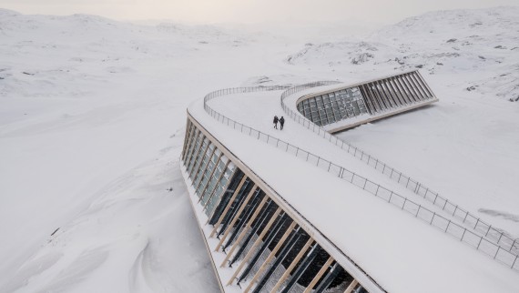 Ice Fjord Centren katto on myös terassi (© Adam Mørk).