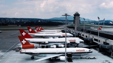 Entisen Swiss Airin lentokoneita pysäköitynä A-terminaalin laiturilla Zürichissä 1980-luvulla (© ETH-Bibliothek Zürich)